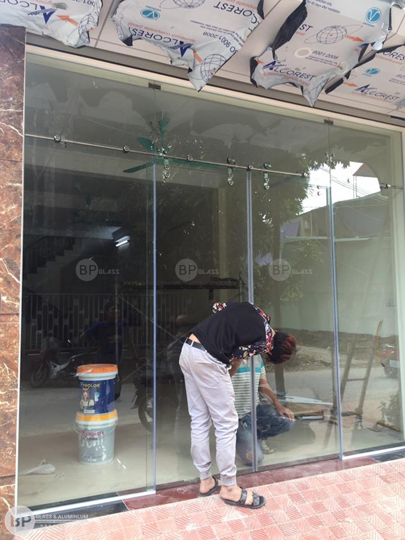 Thi công cửa kính trượt treo phi 25 số 47 Liền kề Văn Khê